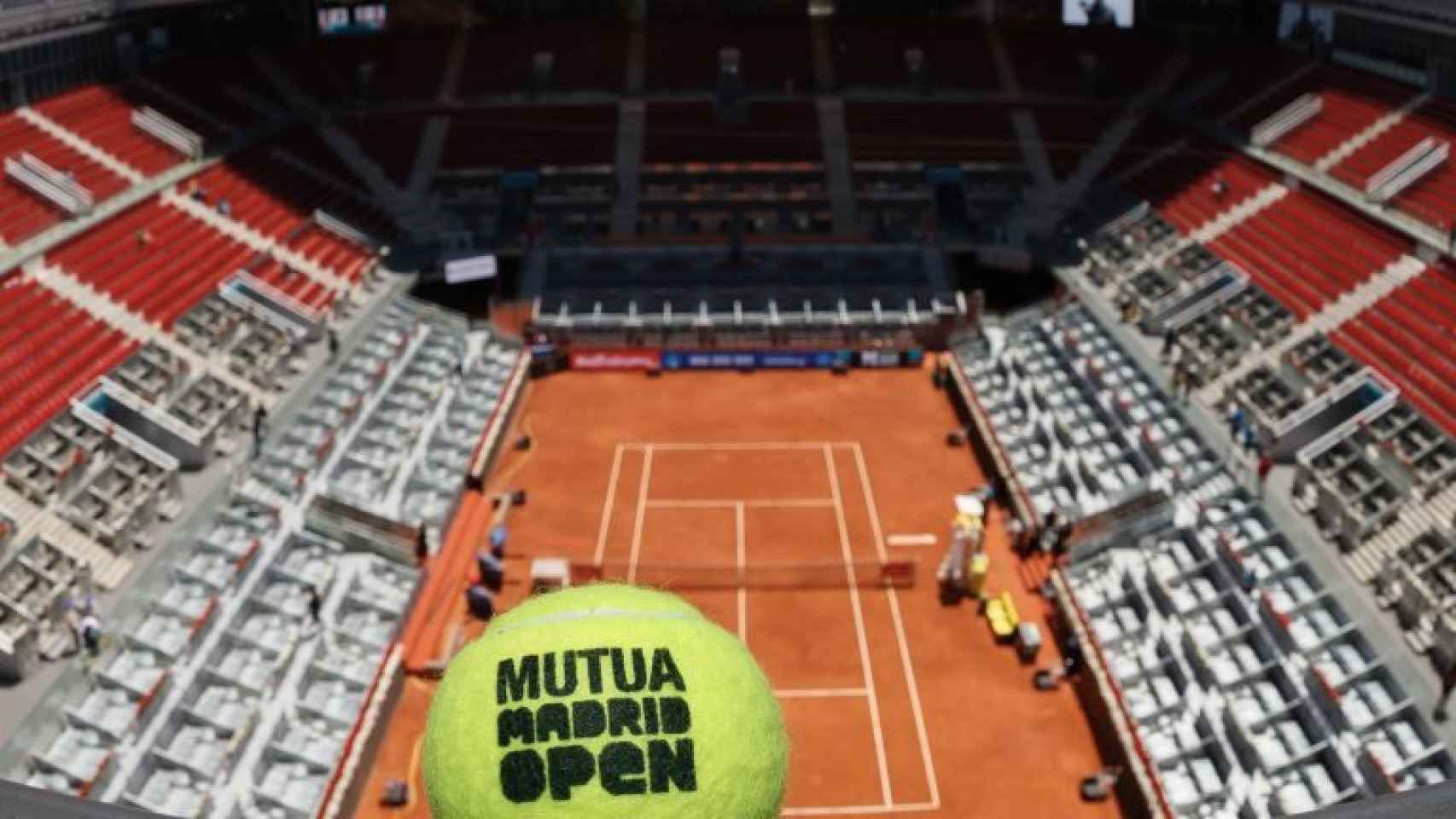 Una bola del Mutua Madrid Open y la pista central de la Caja Mágica