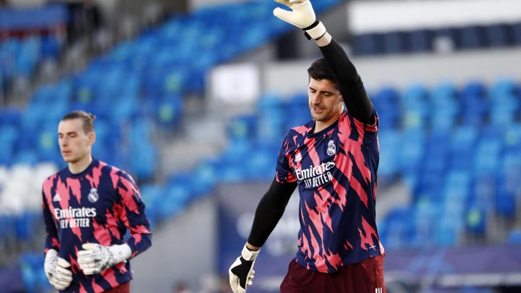 Lunin y Courtois, durante el calentamiento del Real Madrid