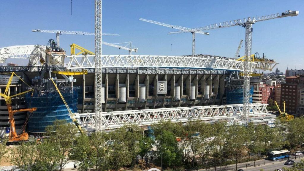 La primera cercha longitudinal, tras el izado. Foto: nuevoestadiobernabeu.com