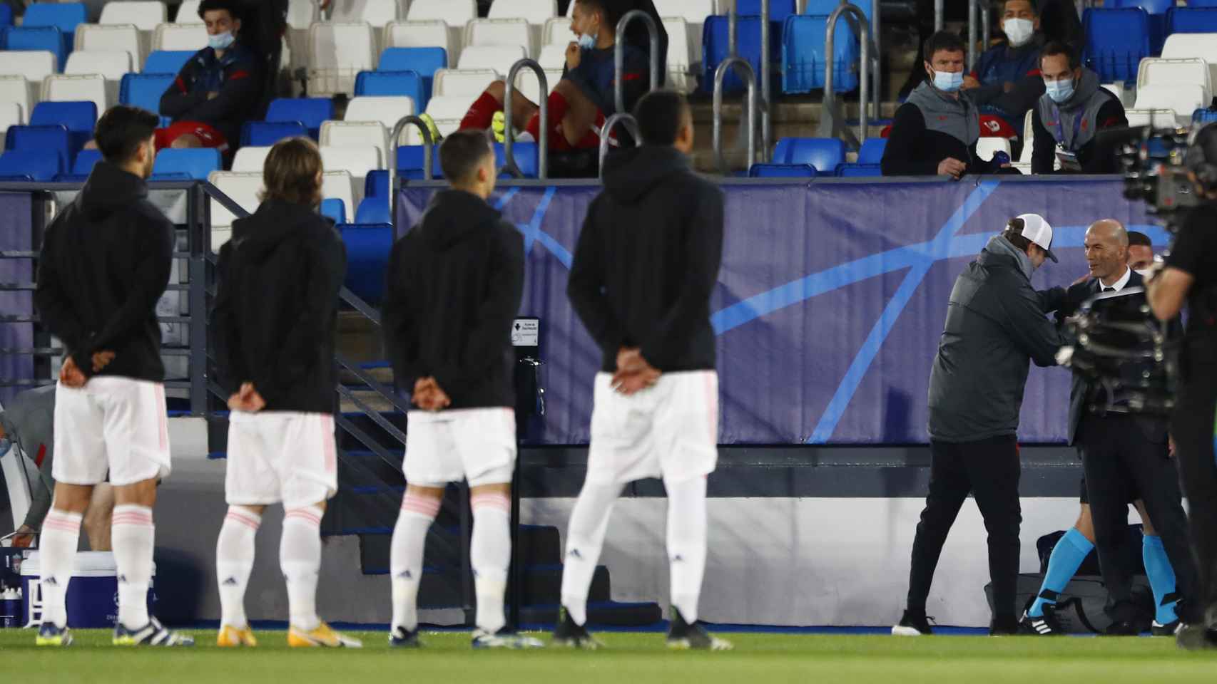 Los jugadores del Real Madrid escuchan el himno de la Champions mientras Klopp y Zidane se saludan