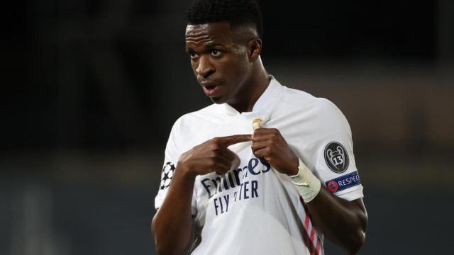 Vinicius se señala el escudo del Real Madrid