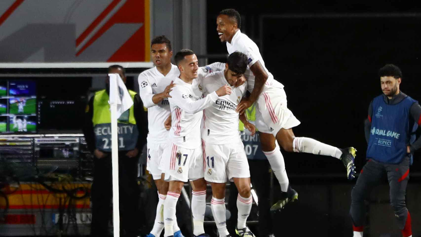 Los jugadores del Real Madrid celebran el gol de Asensio al Liverpool