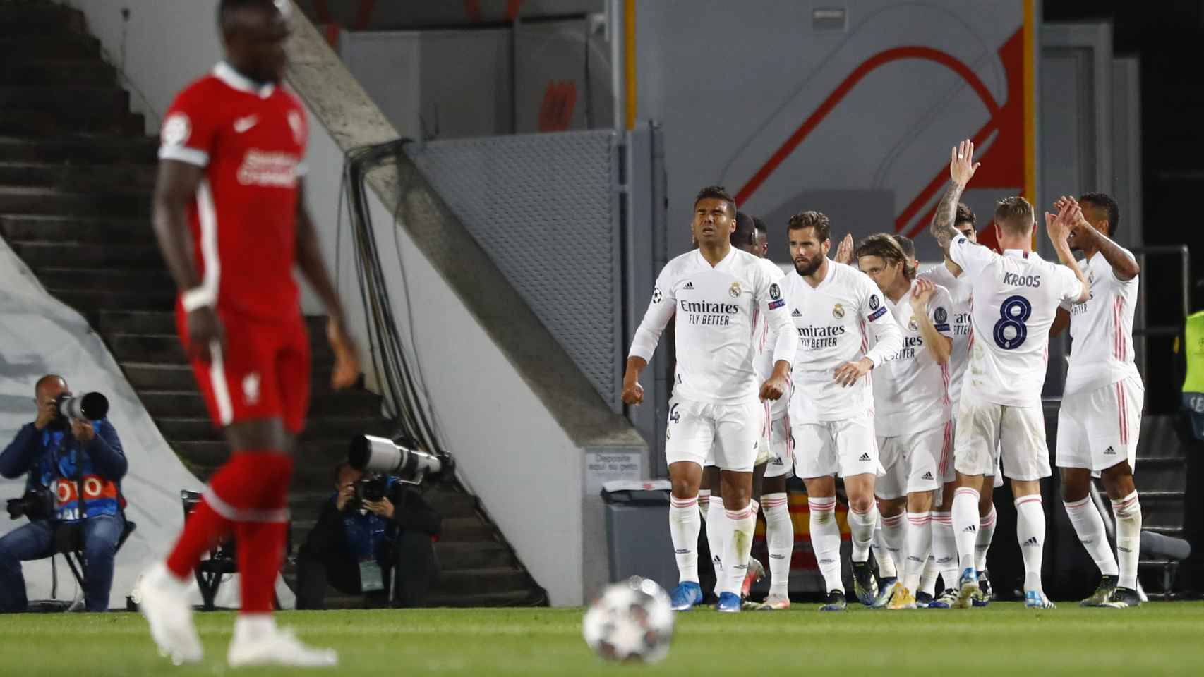 Los jugadores del Real Madrid celebran el gol de Asensio al Liverpool