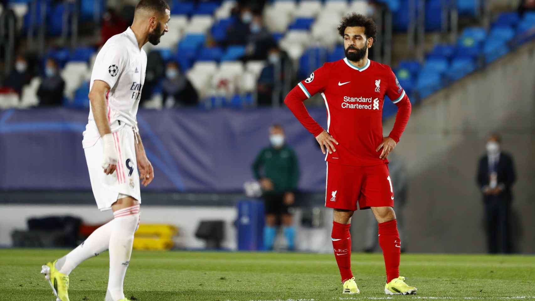 Karim Benzema celebra el gol de Asensio y Mohamed Salah mira con cara de preocupación