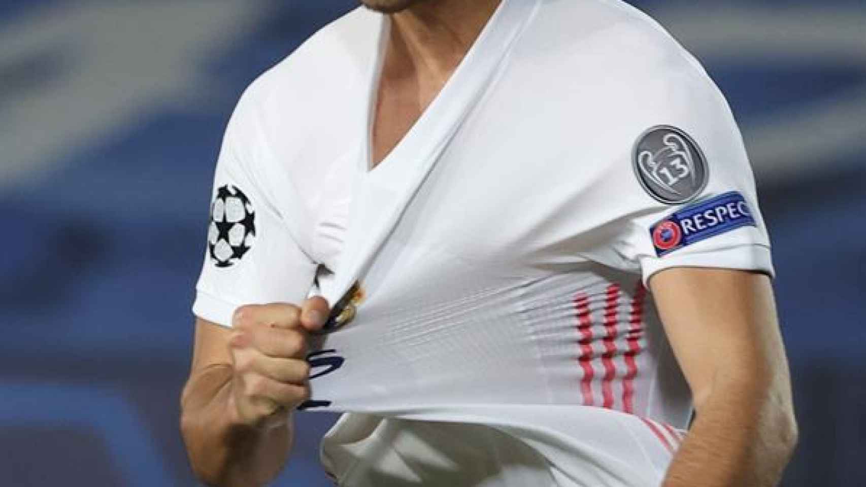 Marco Asensio se agarra el escudo del Real Madrid para celebrar su gol