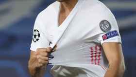 Marco Asensio se agarra el escudo del Real Madrid para celebrar su gol