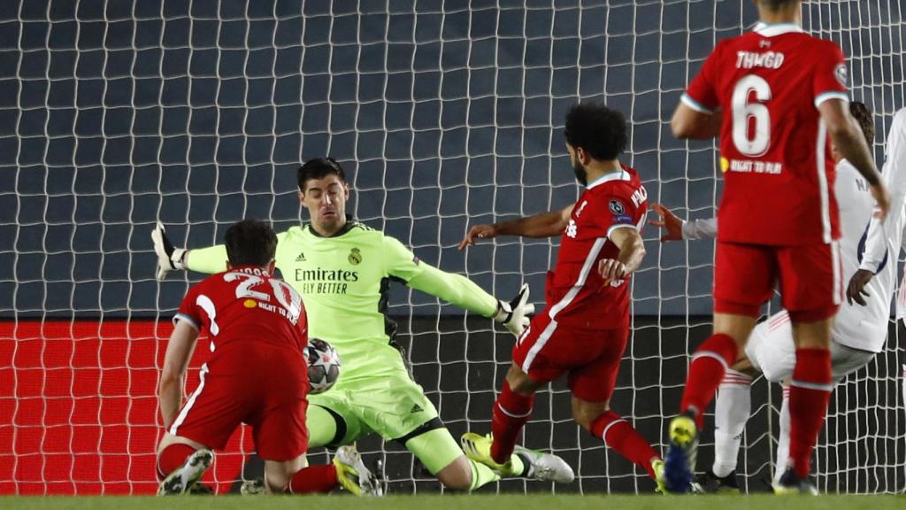 Mohamed Salah marca gol frente a Courtois