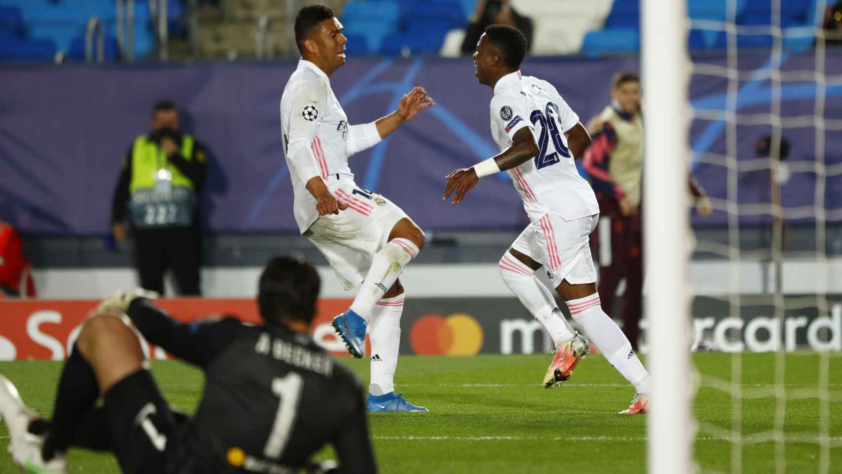 Vinicius celebra su segundo gol al Liverpool, el tercero del Real Madrid