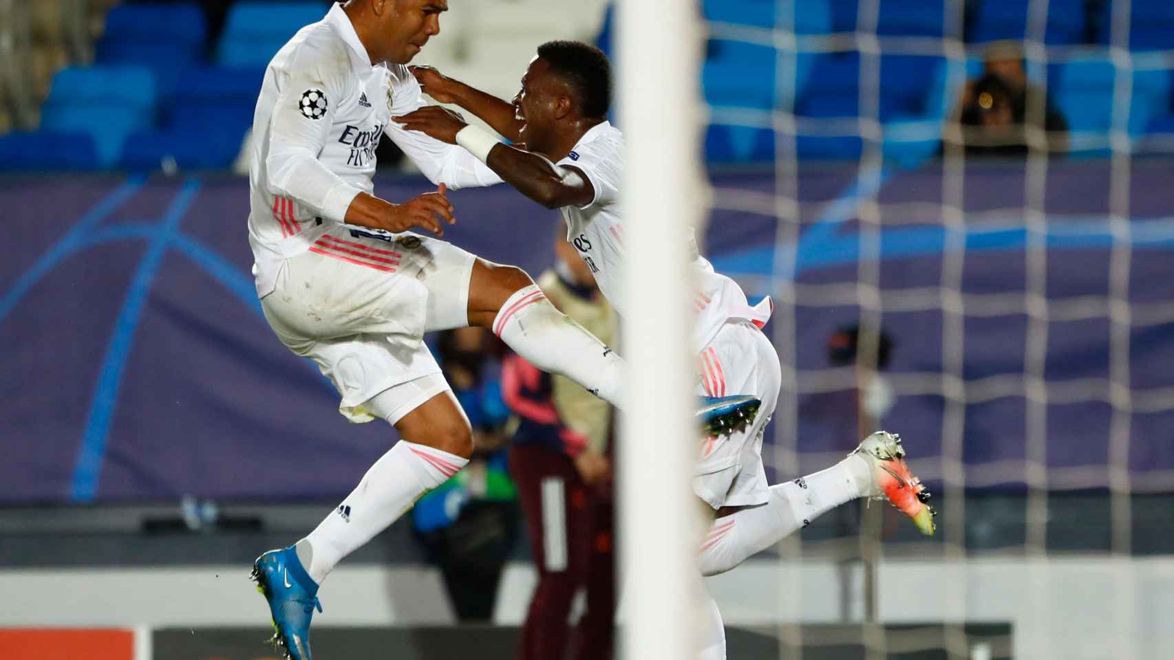 Vinicius celebra su segundo gol al Liverpool, el tercero del Real Madrid