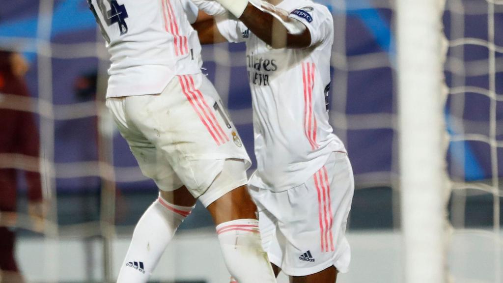 Vinicius celebra su segundo gol al Liverpool, el tercero del Real Madrid