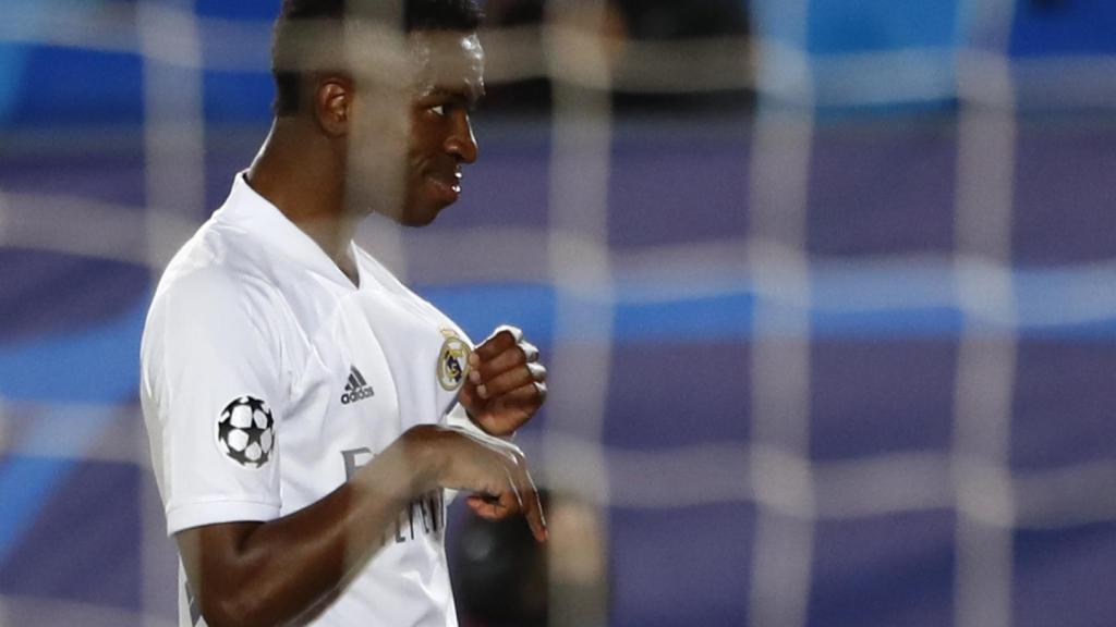 Vinicius se señala el escudo de la camiseta tras su segundo gol al Liverpool