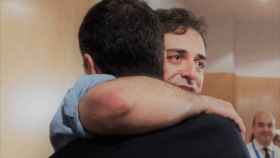 Jesús Perea abraza a Pedro Sánchez en una imagen de archivo