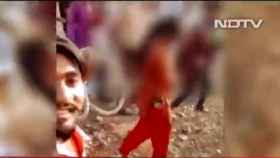 Un fotograma del vídeo en el que la joven violada es paseada atada por el pueblo junto a su presunto agresor.