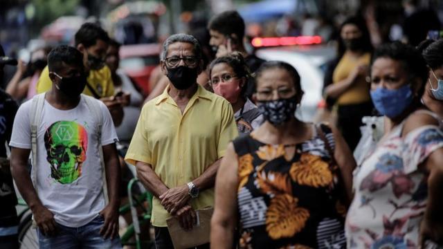 Decenas de personas esperan un autobú en la ciudad de Río de Janeiro.