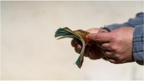 Piden 5 años para 3 hombres por estafar a otro 260.000 euros con billetes tintados en A Coruña