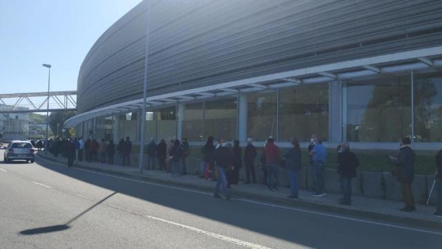 Cola para acceder a Expocoruña durante la primera jornada de la vacunación masiva de abril en A Coruña.