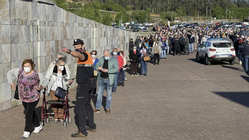Una larga fila de personas se aglomera en la vacunación masiva de Santiago de Compostela.