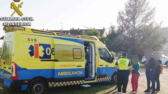 Efectivos de la Guardia Civil reaniman a un varón que se desplomó en Sanxenxo.