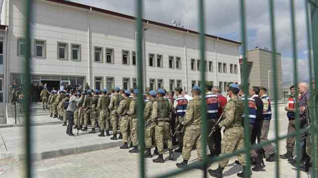 Soldados turcos llegando  al tribunal de la prisión de Sincan.