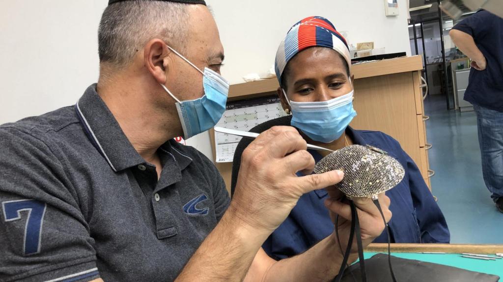 Los artesanos de Yvel creando la carísima mascarilla.