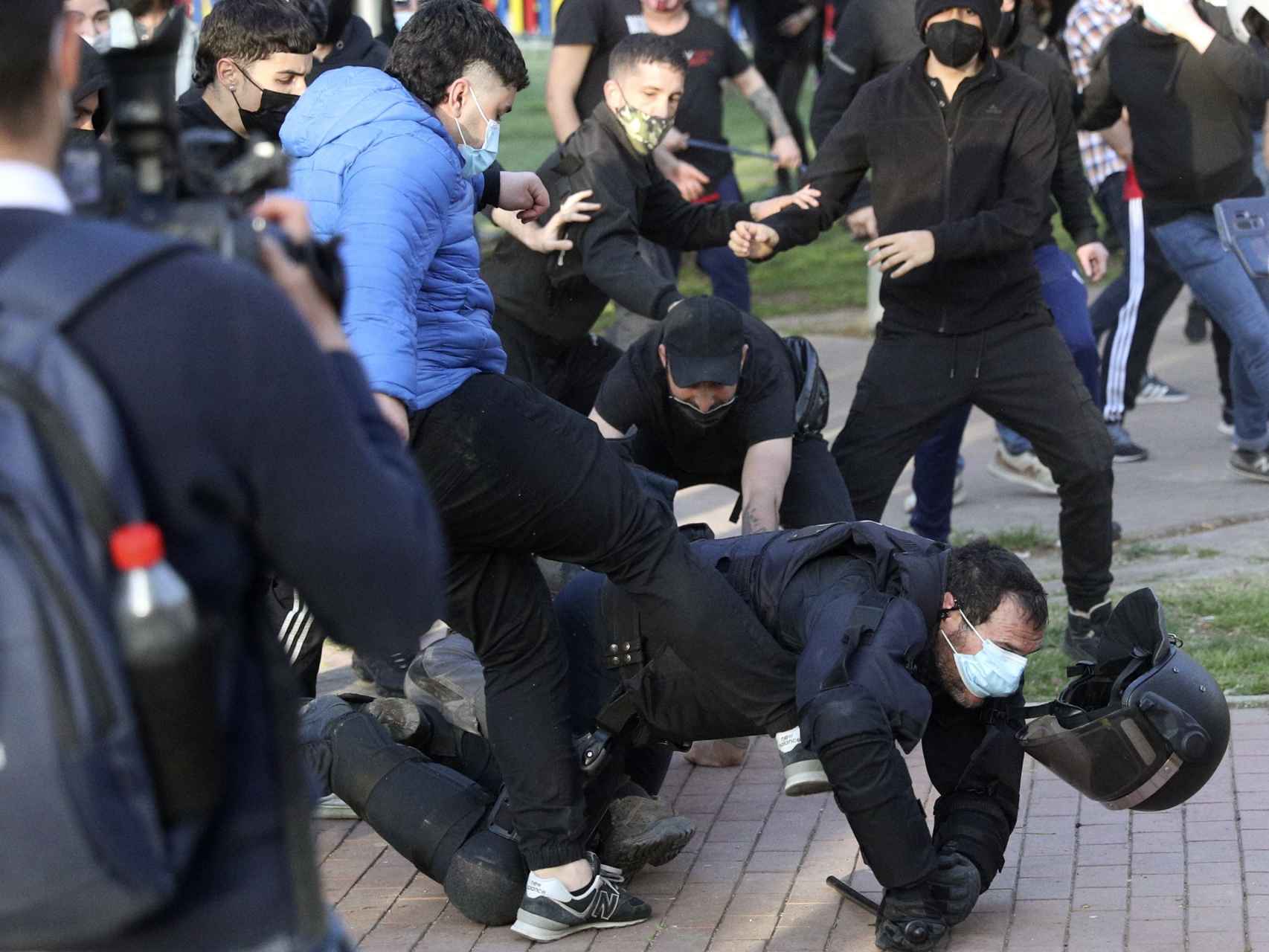 Un subinspector de la UIP es agredido por un grupo de manifestantes.