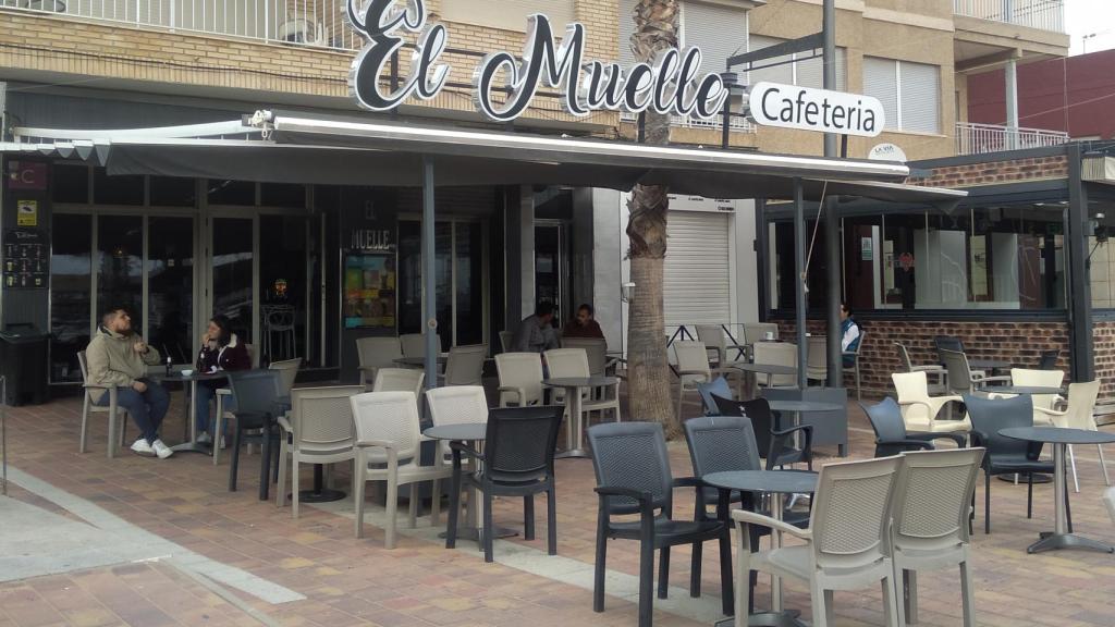 Cafetería El Muelle en el Puerto de Mazarrón.