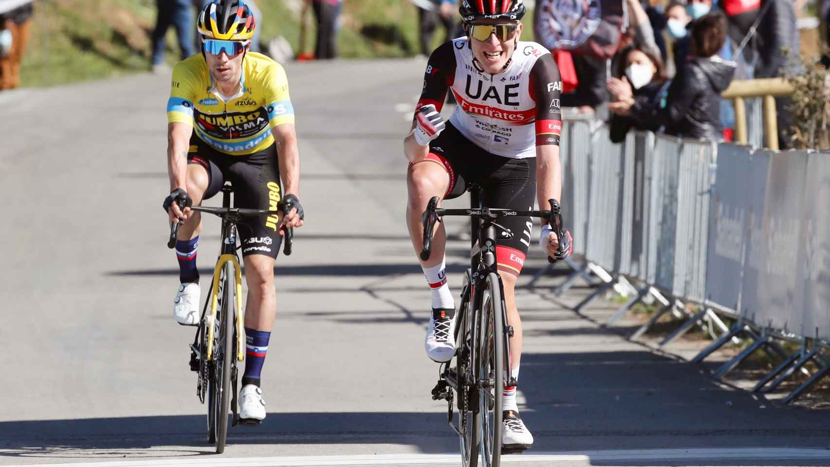 Tadej Pogacar y Primoz Roglic (de amarillo), los dos grandes favoritos en el Tour de Francia que arranca mañana.