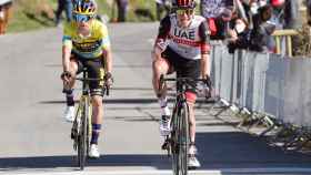 Tadej Pogacar y Primoz Roglic (de amarillo), los dos grandes favoritos en el Tour de Francia que arranca mañana.