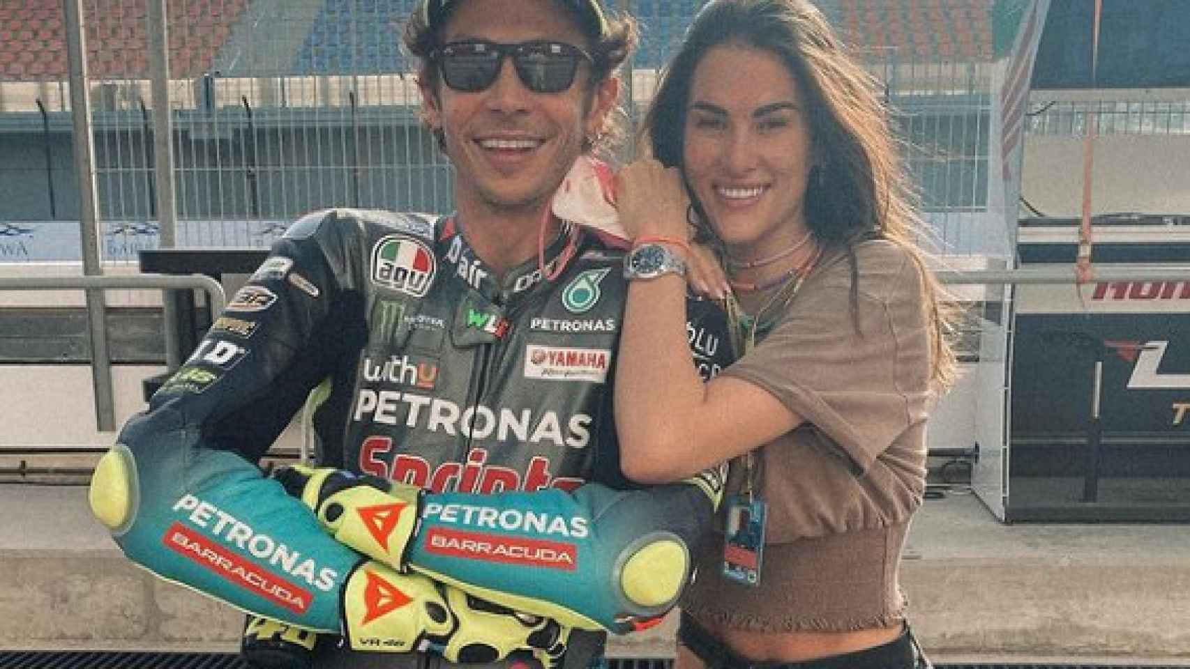 Valentino Rossi junto a su pareja, la modelo Francesca Sofia Novello