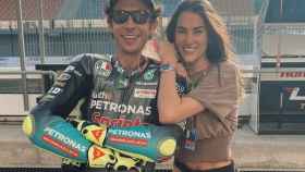 Valentino Rossi junto a su pareja, la modelo Francesca Sofia Novello