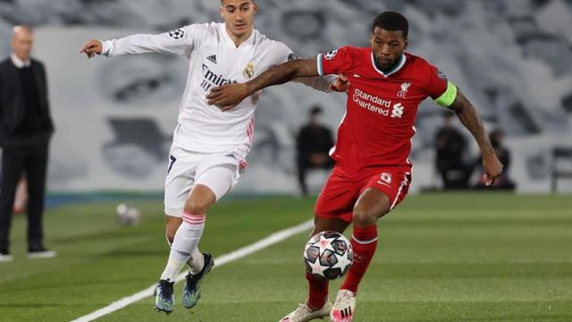 Lucas Vázquez, en acción con Georginio Wijnaldum