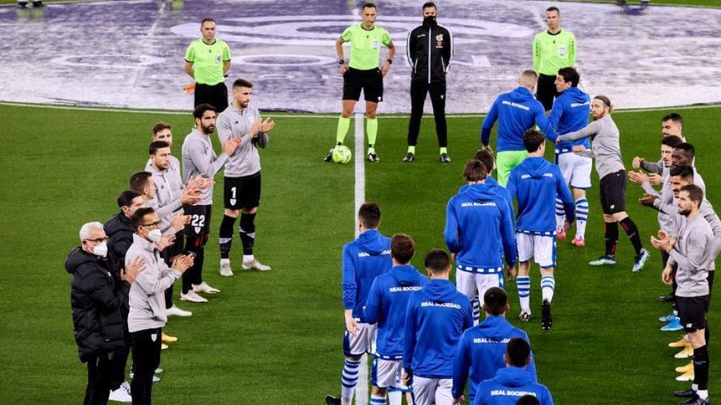 Los jugadores del Athletic hacen el pasillo de campeón a los de la Real Sociedad