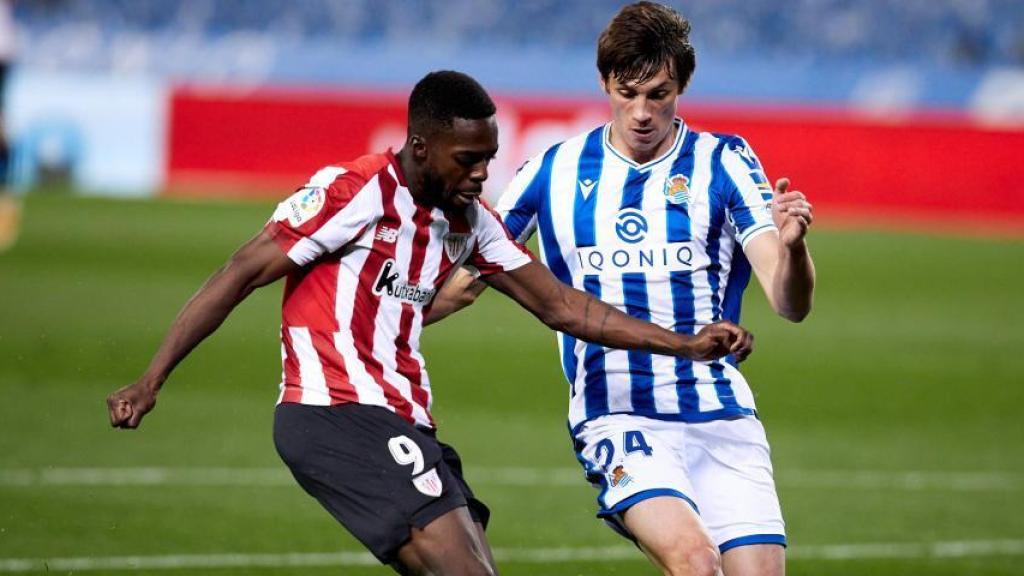 Iñaki Williams ante Robin Le Normand, durante el Real Sociedad - Athletic de La Liga