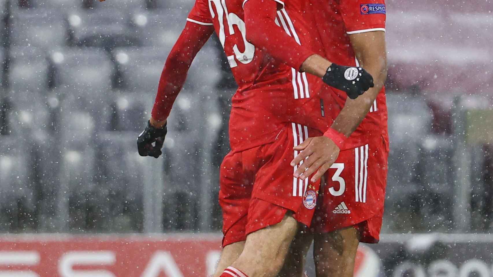 Thomas Müller celebra su gol con Choupo-Moting