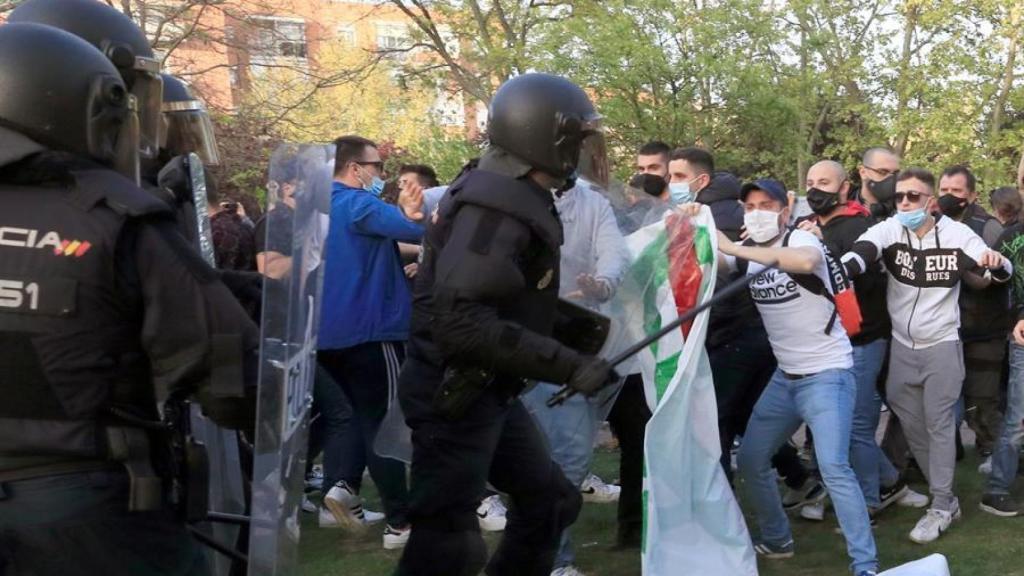 Trifulca entre antidisturbios y manifestantes en el mitin de Vox en Vallecas.