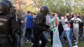 Trifulca entre antidisturbios y manifestantes en el mitin de Vox en Vallecas.