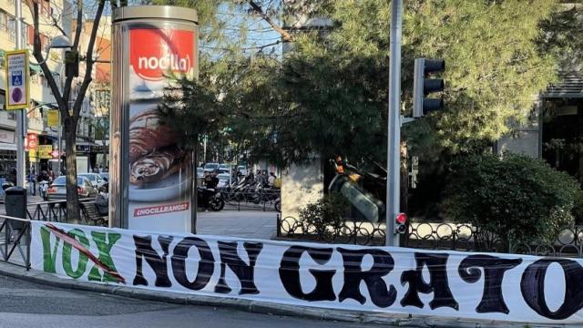 Cartel para recibir a Vox en el barrio de Vallecas.