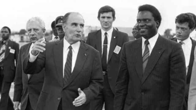 François Mitterrand junto a Juvenal Habyarimana en una visita a Ruanda en 1984.