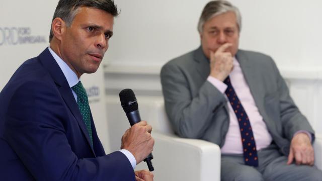 El líder opositor venezolano Leopoldo López (i) debate con dsu padre, el eurodiputado Leopoldo López Gil (d).