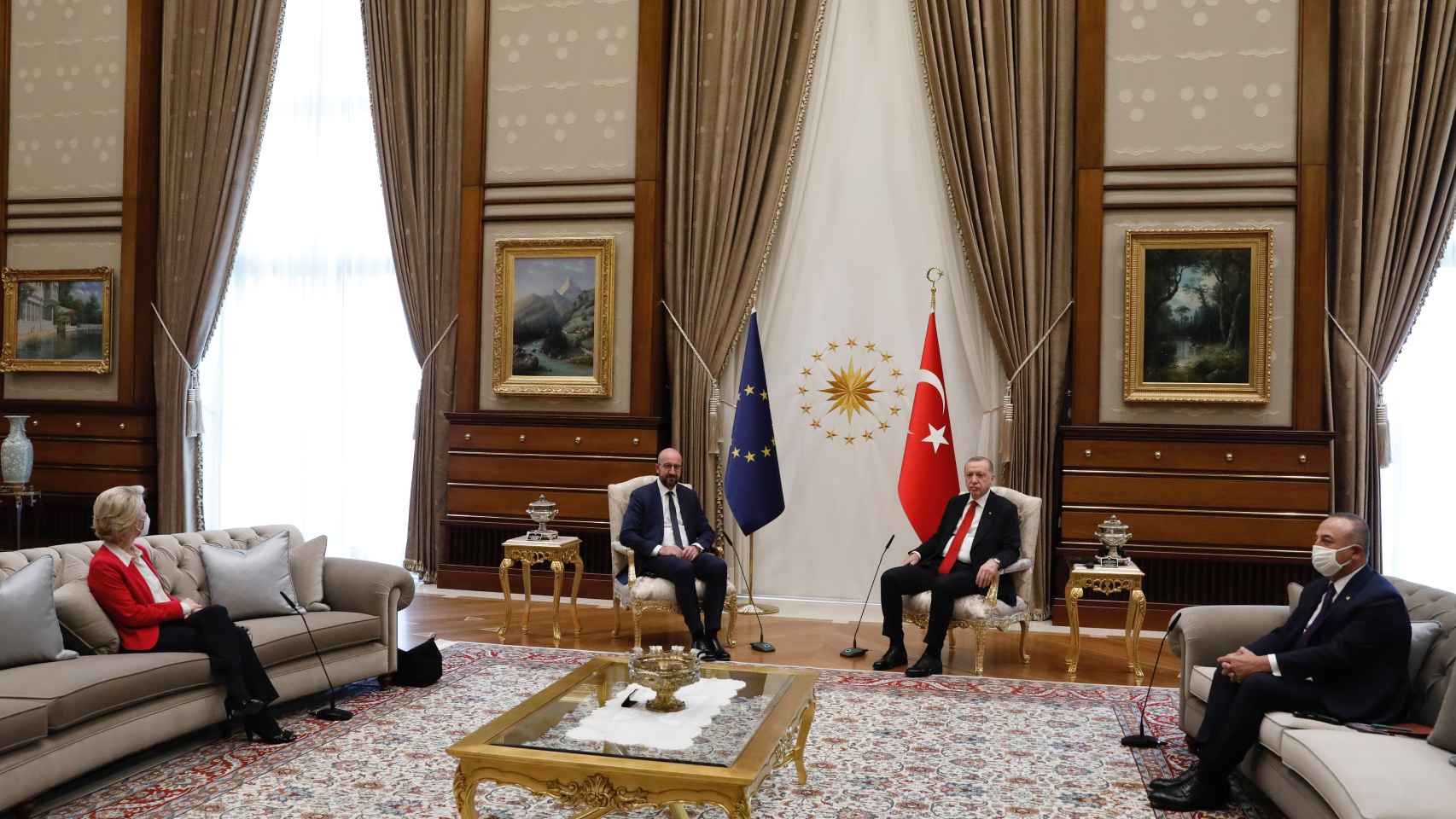 Von der Leyen fue relegada al sofá mientras Charles Michel tenía silla junto a Erdogan