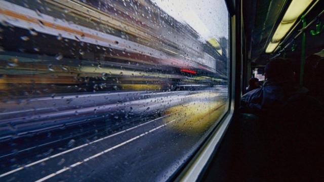 Un pasajero en un autobús en una foto de archivo.