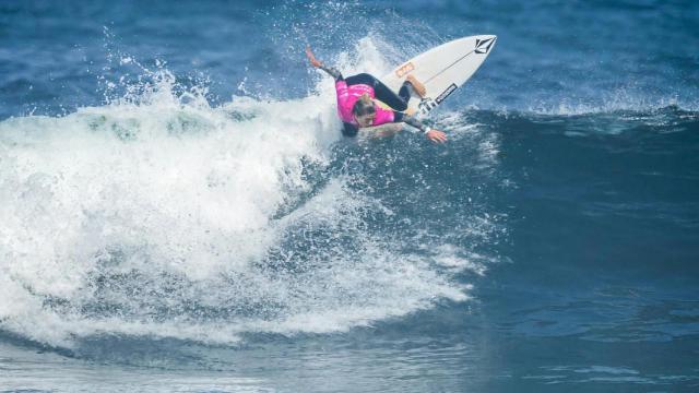 Una participante del Pantín Classic surfea en Valdoviño.