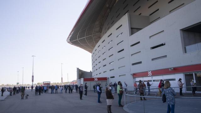 Colas para la vacunación en el estadio Wanda Metropolitano, en Madrid.