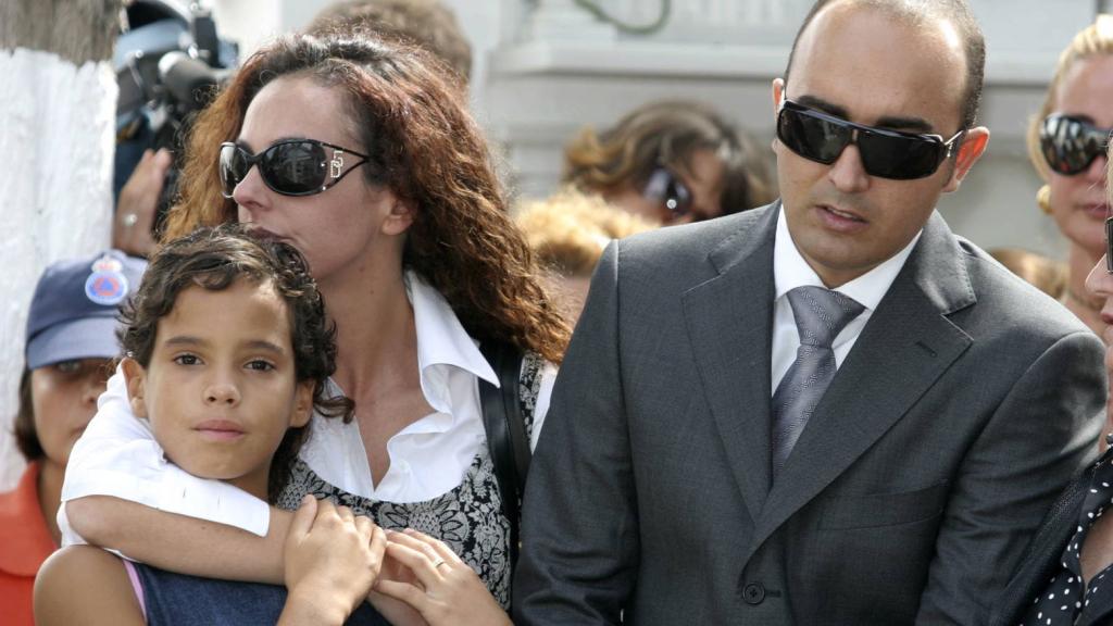 Rocío Carrasco junto a Fidel Albiac y abrazada a su hermana, Gloria Camila.