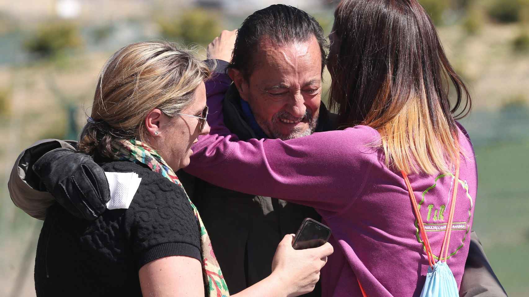 Julián Muñoz abrazado a sus hijas, Elia y Eloísa, a su salida de la cárcel durante uno de sus permisos.