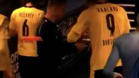 Uno de los jueces de línea del Manchester City - Borussia Dortmund pidiéndole un autógrafo a Erling Haaland