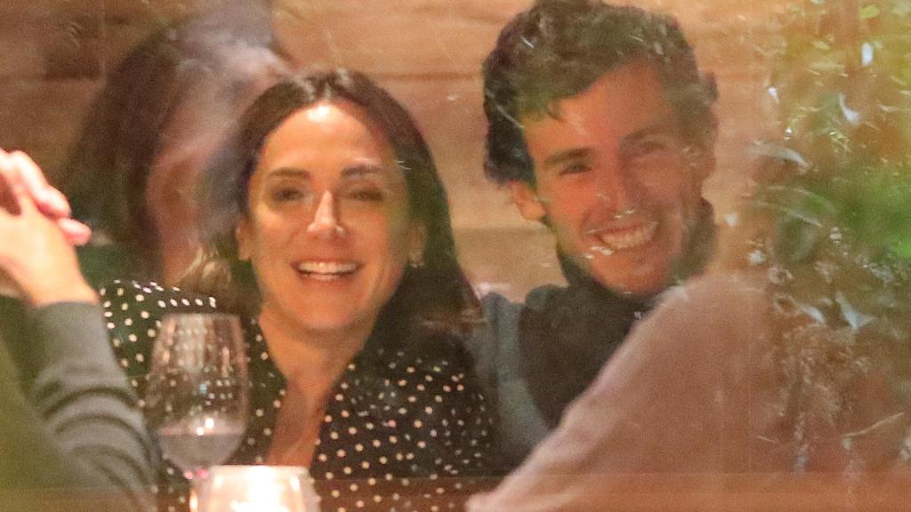 Tamara e Íñigo, muy románticos en una de sus salidas a cenar con amigos.