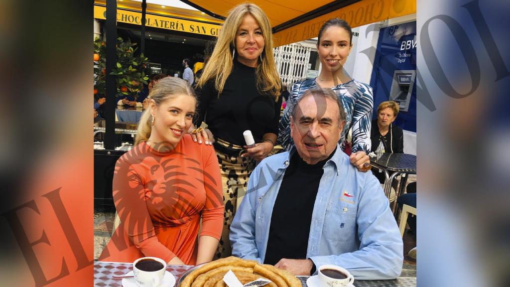 Pedro Trapote junto a su familia posando en su nuevo local de Marbella.