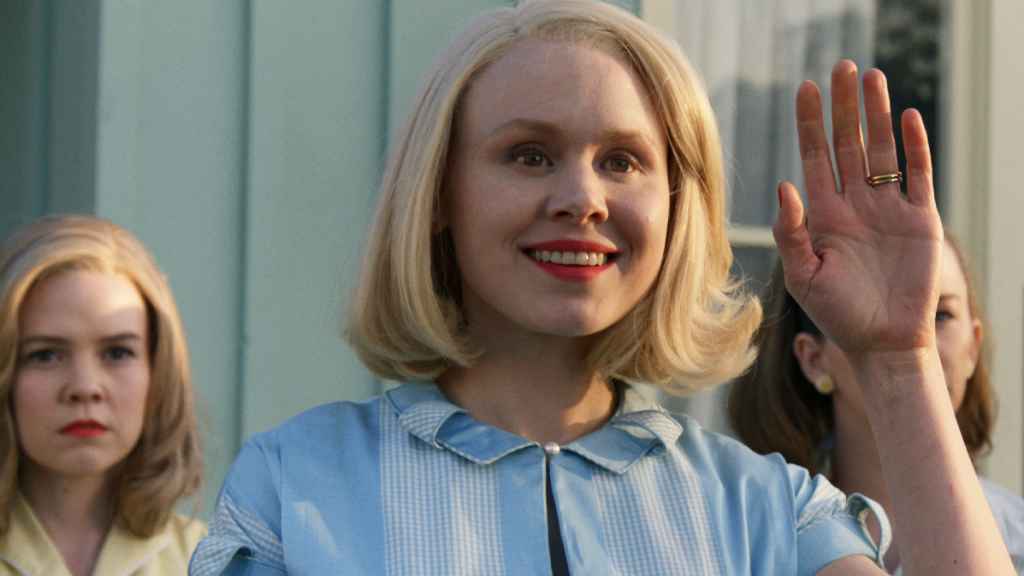 El personaje de Alison Pill encabeza la comitiva de bienvenida de la familia protagonista de 'Them'.