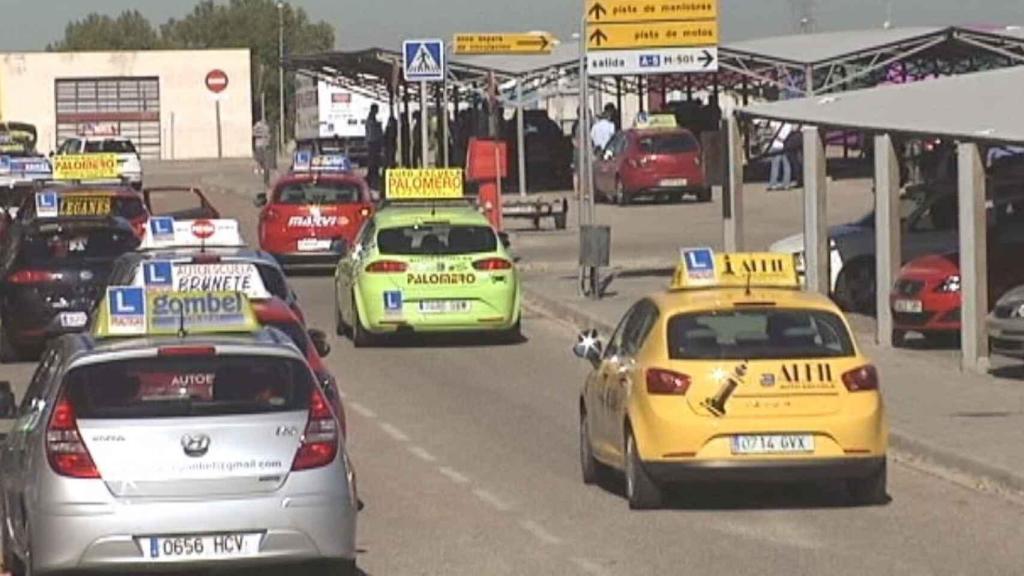 Los profesores de autoescuela tienen un salario base que ronda los 1.000 euros.